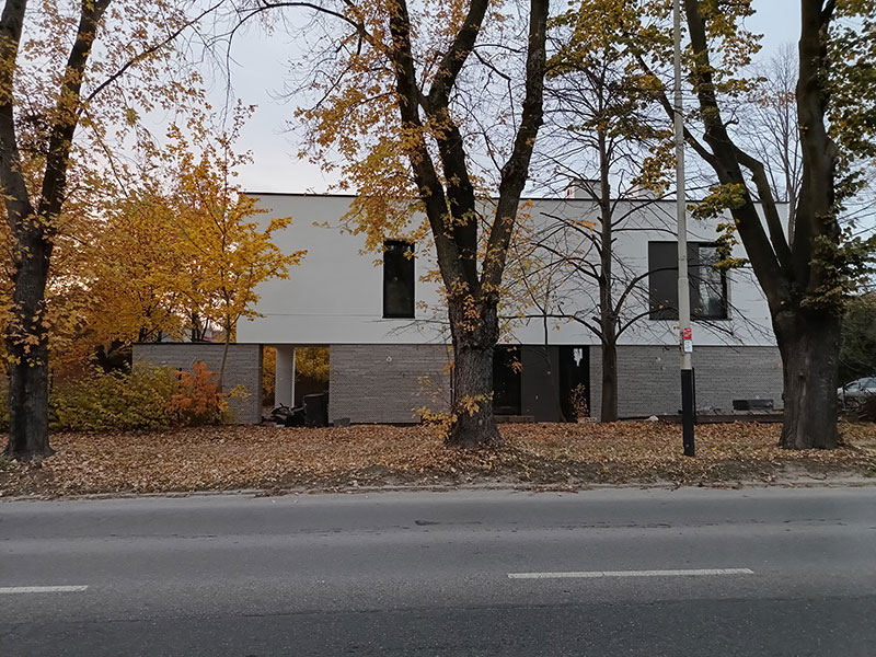 Dom z elewacja z cegly typu long - widok od ulicy