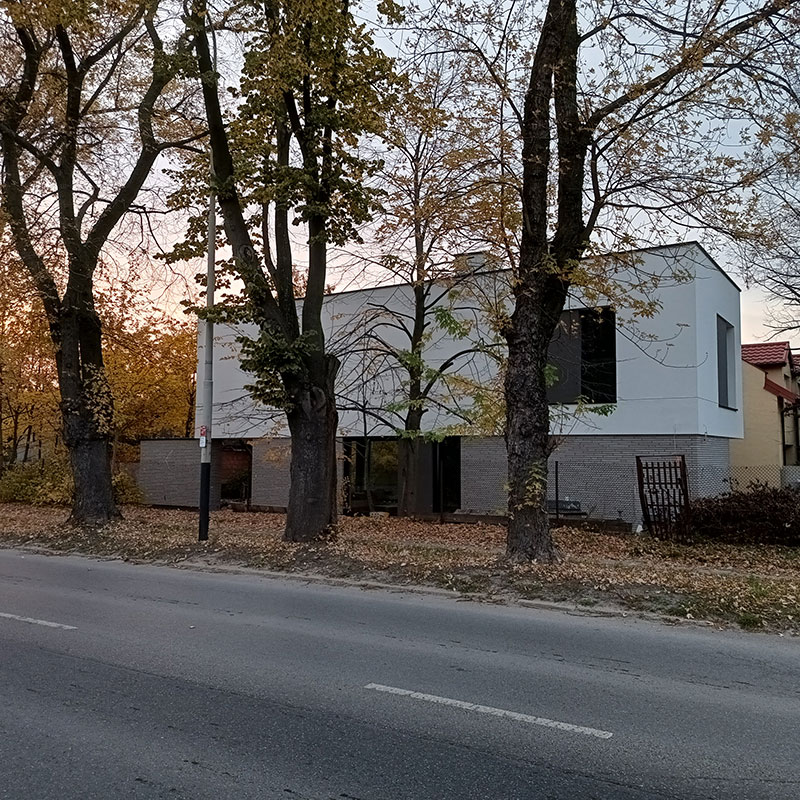 Dom z elewacja z cegly typu long - widok od ulicy